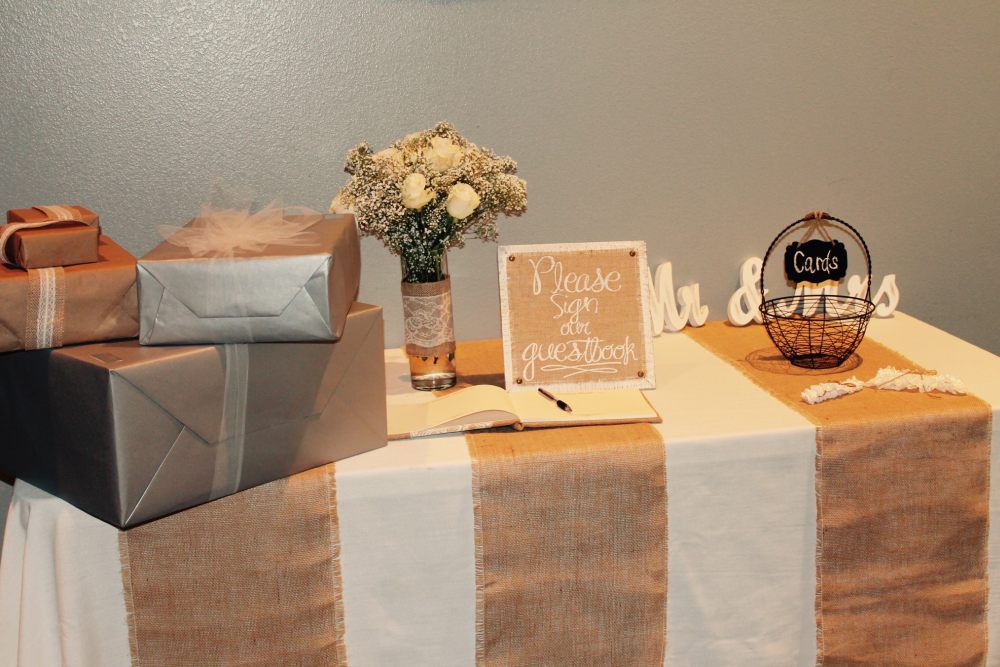 stół z prezentami ślubnymi i księgą